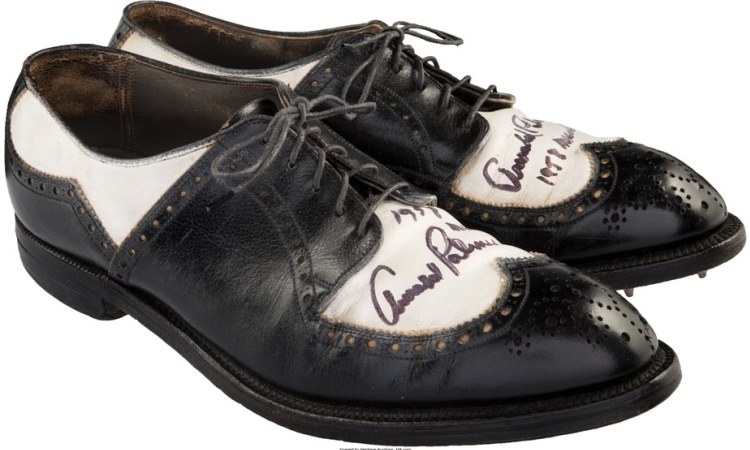 Đôi giày golf của Arnold Palmer được mua lại với giá cao 
