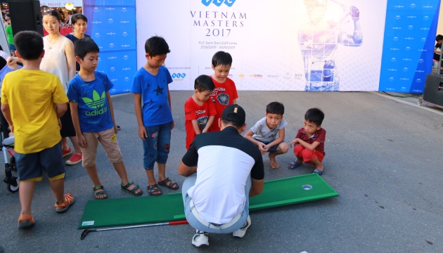 VPGA TOUR: Hàng ngàn người dân Hà Nội được đánh golf thoải mái trên phố đi bộ