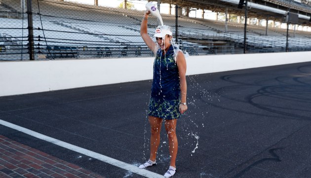 Lexi Thompson đổ sữa lên đầu mừng chiến thắng theo truyền thống của Indianapolis 500