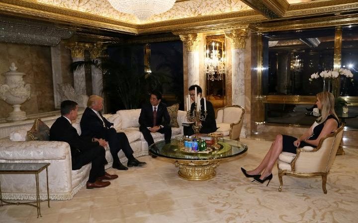 Thủ tướng Nhật nghe cha tặng gậy Honma cho tổng thống đắc cử Donald Trump 