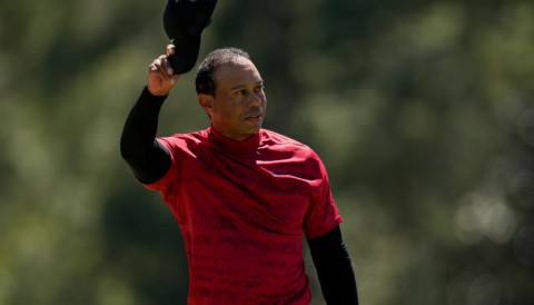 Tiger Woods phẫu thuật xong mắt cá chân, không hẹn ngày trở lại