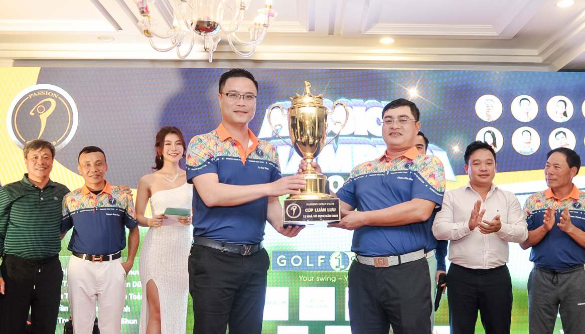 Phạm Văn Dũng nhận Cup vô địch năm của CLB 