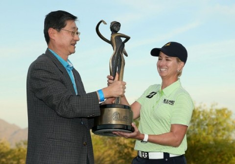 Bỏ qua khuôn mẫu cứng nhắc, những chiếc cúp này thật sự 'bá đạo'