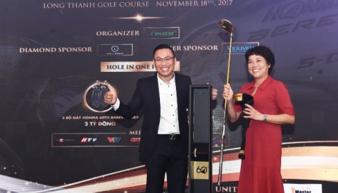 Gậy Driver Honma 5 sao phiên bản Donald Trump thuộc về nữ golfer Trần Phương Lan