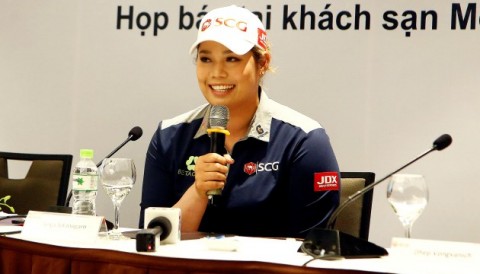 Chị em nhà Jutanugarn phấn khích khi được đề nghị mặc áo dài Việt Nam