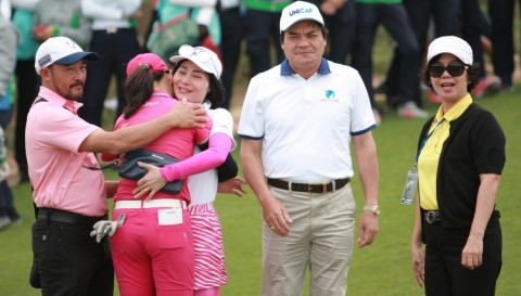 VĐQG Nữ 2017: Đoàn Xuân Khuê Minh vỡ òa cảm xúc khi đi vào lịch sử làng Golf Nữ Việt