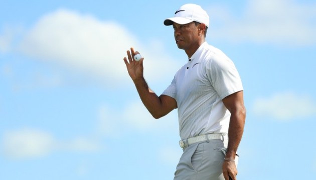 Tiger Woods vươn lên top 5 sau vòng 2 đánh 68 gậy tại giải Hero World Challenge 2017