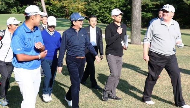 Tổng thống Trump chơi golf cùng thủ tướng Nhật Shinzo Abe và Hideki Matsuyama