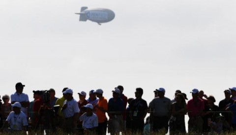 Khinh khí cầu bị rơi ở Erin Hills trong ngày khai mạc