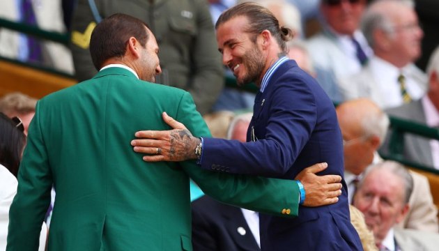 Sergio Garcia mặc green jacket bắt tay David Beckham ở Wimbledon