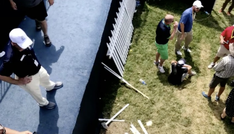 Thi công hàng rào lởm, fan ngã sấp mặt xuống đất ở PGA Championship