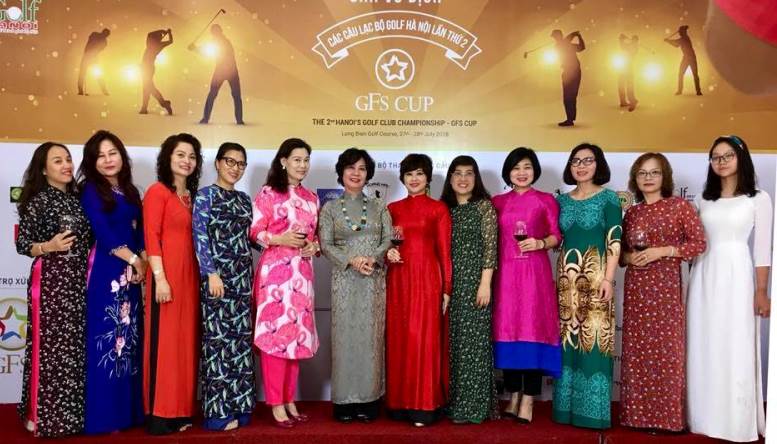 Khuê Minh diện áo dài trắng tuổi học trò dự tiệc giải VĐ Các CLB Hà Nội 2018