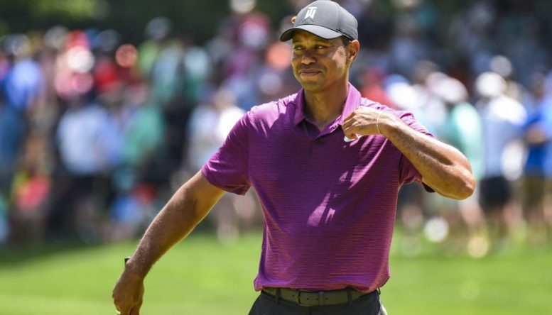 Tiger Woods tự tin đánh 65 gậy, vươn lên top 11 Quick Loans National