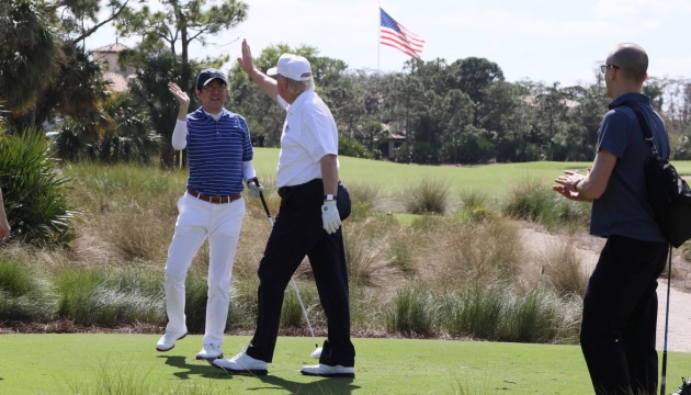 Mặc tình hình chiến sự, Donald Trump vẫn mời thủ tướng Nhật chơi golf