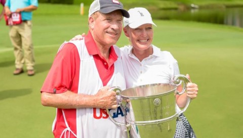Người cha gần 80 tuổi làm caddie giúp con gái vô địch U.S. Senior Womens Amateur