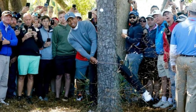 Tiger Woods khiến khán giả điên cuồng tại vòng 1 Valspar