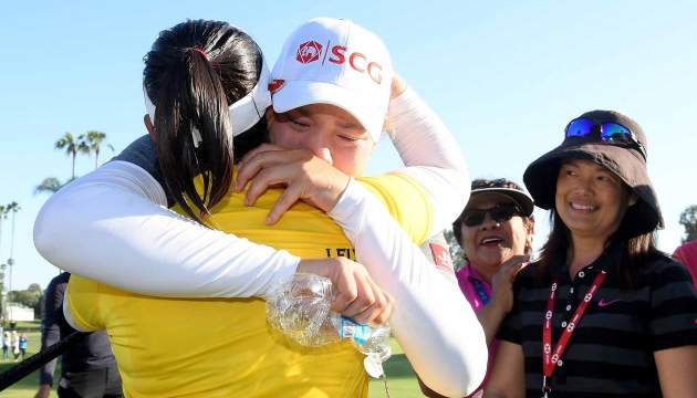 Ariya Jutanugarn khóc òa khi chị gái lần đầu tiên có danh hiệu LPGA TOUR