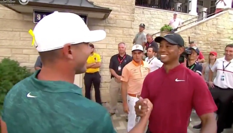 Tiger Woods ôm chúc mừng chiến thắng của Brooks Koepka trước phòng nộp điểm