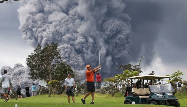 10 golfer bất chấp nguy hiểm chơi golf cạnh núi lửa đang hoạt động ở Hawaiii