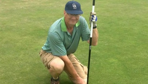 Golfer ghi điểm Hole In one bằng gậy gạt Putter