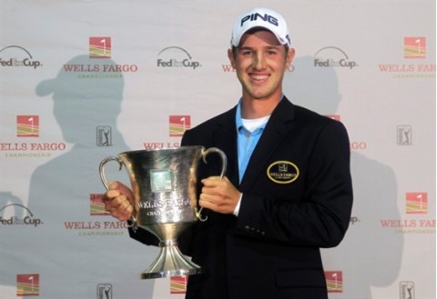 Trong túi của Derek Ernst có gì?