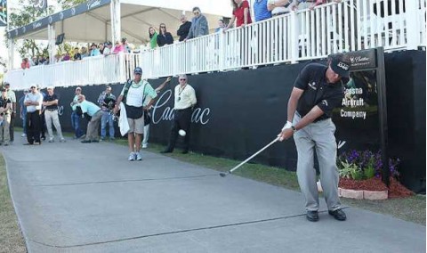 Pha đánh bóng trên đường bê tông của Phil Mickelson