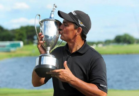 Tom Pernice nâng cúp giải 3M Championship