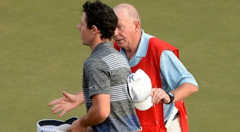 Caddy Dave Renwick gây tranh cãi ở lỗi phạt gậy của Rory McIlroy 