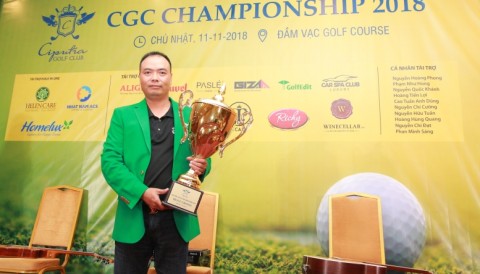 Golfer Nguyễn Văn Chung nhận áo xanh, nâng cúp chiến thắng Ciputra Golf Club Championship 2018