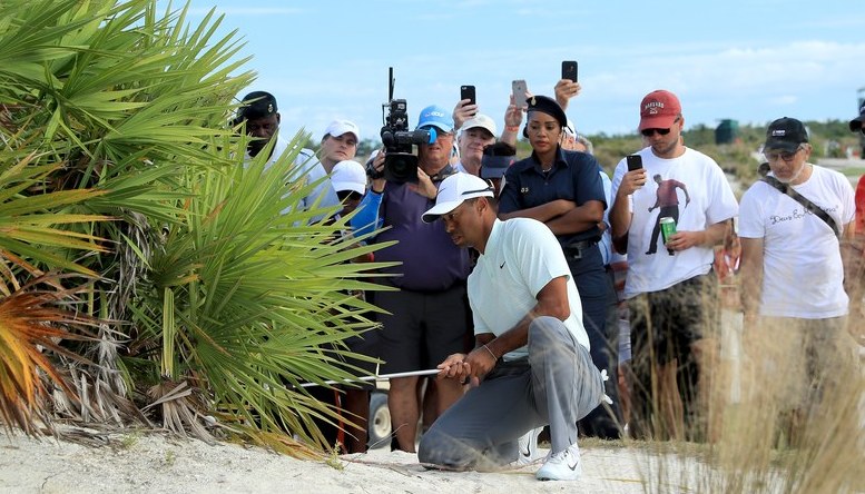 Thực hư lỗi double-hitting tại hố cuối cùng của Tiger Woods tại Hero World Challenge