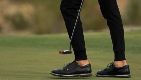 Fan bàn tán chuyện golfer đi giầy không tất tại giải đấu của PGA TOUR
