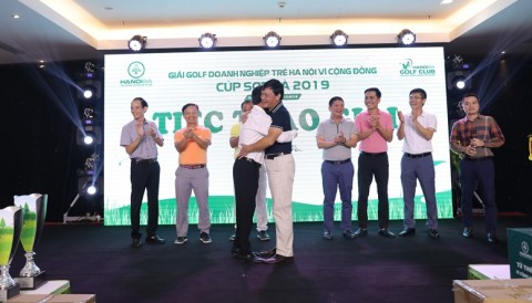 Shark Phú xúc động trong ngày chuyển giao vị trí chủ tịch CLB Golf Doanh nghiệp trẻ Hà Nội