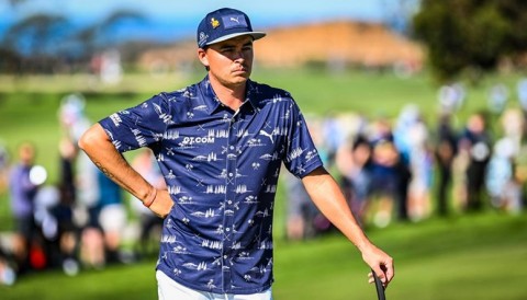 Được PGA TOUR cho phép, Rickie Fowler xõa với kiểu áo T-shirt phong cách Hawaii bỏ ngoài quần