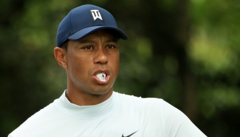 Fan tò mò khi lần đầu thấy Tiger Woods nhai kẹo cao su tại The Masters