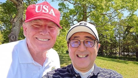 Tổng thống Trump cười tít mắt khi ''selfie'' với thủ tướng Nhật trên sân golf