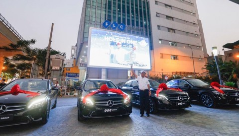 Golfer Trần Huy Cương nhận 4 chiếc Mercedes trước trụ sở Bamboo Airways