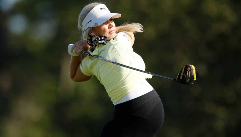 Nữ MC xinh đẹp của Golf Channel thi đấu golf cực hay dù đang mang thai 6 tháng