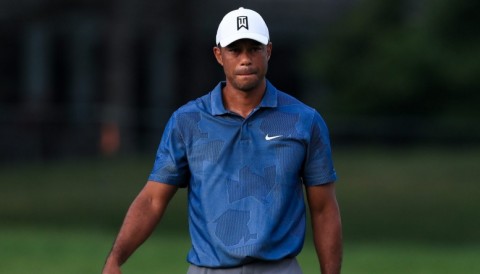 Tiger Woods vượt cắt dù đánh 76 gậy tại The Memorial