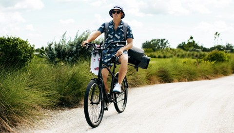 Rickie Fowler diện áo dứa, đi xe đạp chở túi golf 'cực ngầu' ở Hawaii