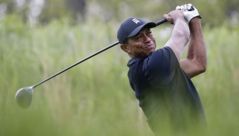 Tiger Woods thử nghiệm gậy TaylorMade SIM mới tại Farmers, nhưng đang phân vân có nên sử dụng