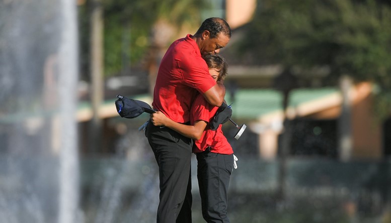 Cha con Tiger Woods lập chuỗi birdie kỷ lục của sự kiện PNC Championship