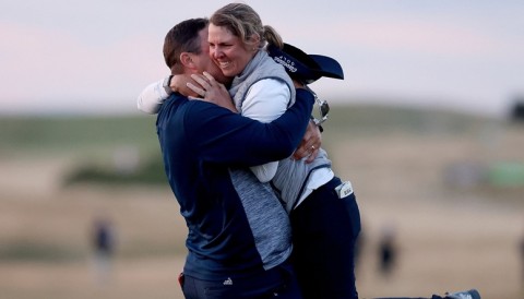 Nữ golfer Nam Phi nhận triệu đô la nhờ chiến thắng kịch tính ở Womens Open