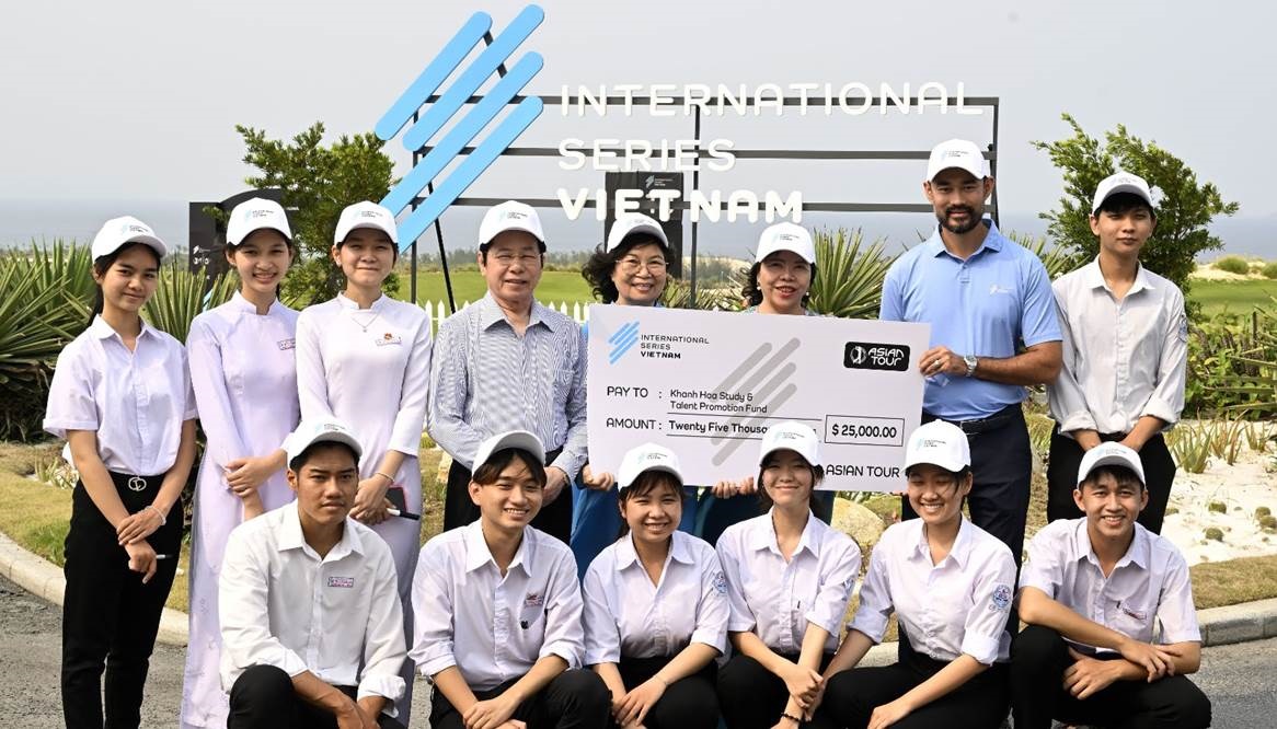 The International Series đã trao tặng 25.000 USD cho Quỹ Khuyến học và Bồi dưỡng tài năng tỉnh Khánh Hòa