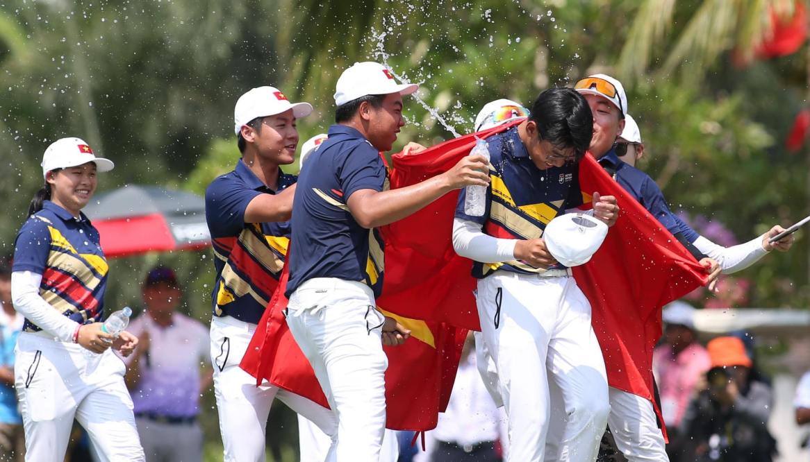 VGA thưởng nóng cho đội tuyển golf Việt Nam sau cú đúp Huy chương