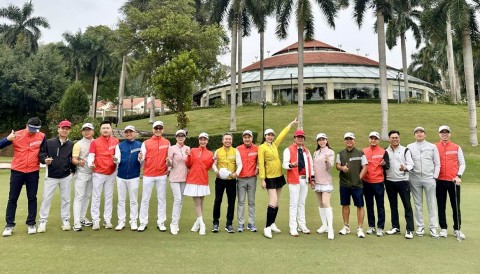 Giao lưu Golf Noel - Glory Resort: Các celebs nhận trứng gà, góp tiền ủng hộ bệnh viện K