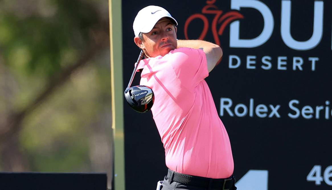 Dubai Desert Classic: Rory McIlroy tiếp quản ngôi đầu, Patrick Reed phát bóng mắc cây