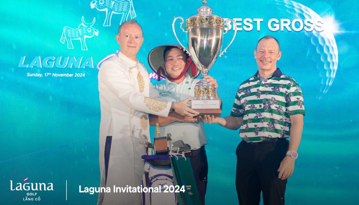 Golfer Hà Ngọc Hoàng Lộc đội nón nhận cúp vô địch Laguna Invitational 2024