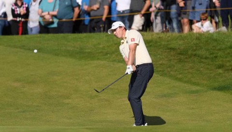 Thử kiểu cầm chéo tay của Matt Fitzpatrick để chip bóng tốt hơn