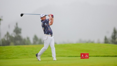 Golfer Đỗ Quang Khánh tặng điều hoà cho caddie ở The Golfers Tournament