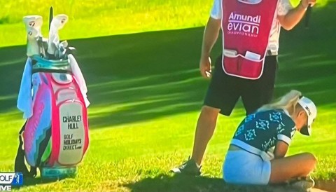 Charley Hull ngã quỵ, rời sân trân cáng, bỏ cuộc Amundi Evian Championship